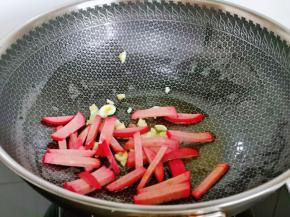 加入切好的红肠煸炒。