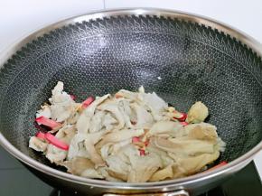 再加入平菇翻炒。