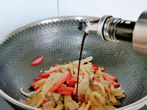 加入生抽提鲜调味。