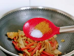 按个人口味加入盐，再加入十三香。