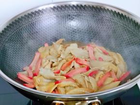 加入2汤勺纯净水，大火快速翻炒2分钟出锅，无需收汤，有点汤汁更好吃。