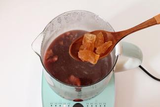 剩余5分钟加入冰糖。