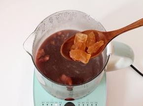 剩余5分钟加入冰糖。
