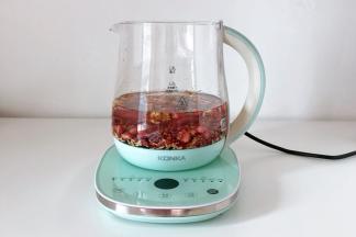 加入核桃，倒入清水。