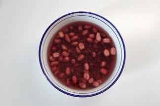 黑米、燕麦米、红豆和花生提前一晚浸泡。