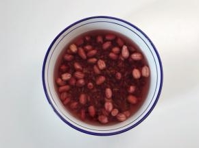 黑米、燕麦米、红豆和花生提前一晚浸泡。