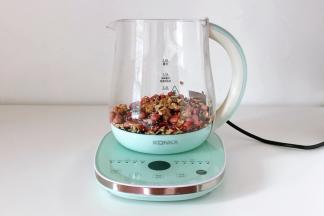 浸泡好后洗净放入康佳养生壶内。