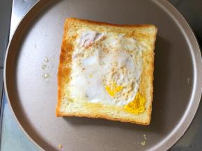 翻面煎至两面金黄即可，撒点黑胡椒粉出锅