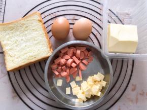 准备好食材，火腿和芝士切块