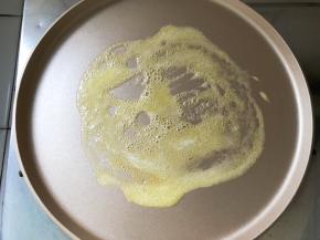 锅中放入黄油小火煎至融化