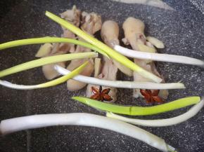 焯过水的鸡腿骨用凉水冲洗干净，放入锅中，加入没过鸡腿骨的水，放入葱姜八角一起烧开，中小火炖一个小时。