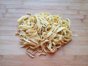 豆腐皮洗干净切成细丝。