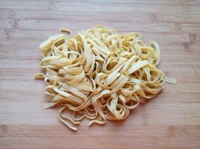 豆腐皮洗干净切成细丝。