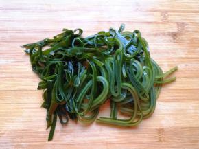 海带洗干净切成细丝。