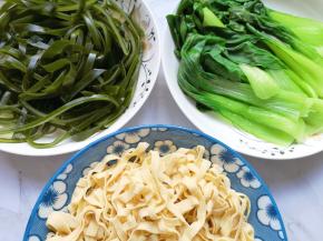 青菜洗干净，和豆腐皮海带分别焯水，捞出备用。