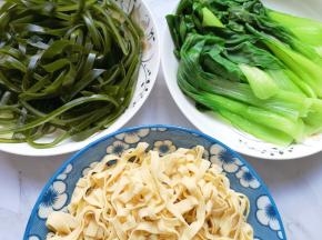 青菜洗干净，和豆腐皮海带分别焯水，捞出备用。