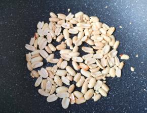 花生仁炒熟备用。