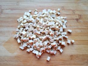 豆腐干洗干净切成小丁。