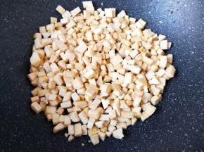 炒锅烧热倒入适量的食用油，下入豆腐干小火炒至金黄色。