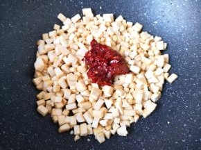 加入豆瓣酱。
