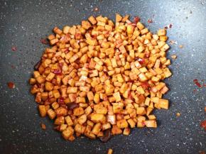 小火炒香以后关火，盛出备用。