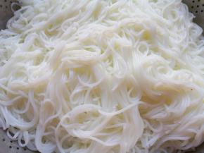 干米线放入大一点的盆里，倒入烧开的水没过米线，盖上盖子焖5—8分钟左右，用筷子搅动观察一下，如果米线变软就泡好了，过凉水备用。