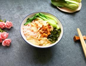 浇上熬好的鸡汤，撒上炒熟的花生仁。