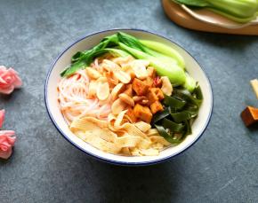 一碗热乎乎的鸡汤米线就做好了。