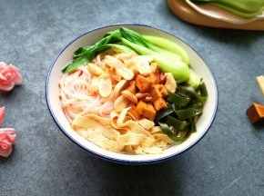 一碗热乎乎的鸡汤米线就做好了。