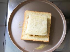 盖上切掉的吐司片，用铲子轻轻向下压平