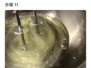 蛋清加入盐和柠檬汁或醋，开始打发，中低速打发，分三次加入60克白糖，这里的糖你可以根据你的南瓜的甜度酌减～打的时候边上没打到的不够细腻的，刮下来继续打～同时预热烤箱150度