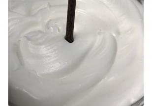 打至光泽细腻，花纹立体～能立住筷子不倒，同时预热烤箱150度