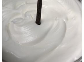 打至光泽细腻，花纹立体～能立住筷子不倒，同时预热烤箱150度