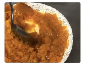 南瓜压成泥～如果不喜欢有颗粒的朋友，用上你的破壁机料理机