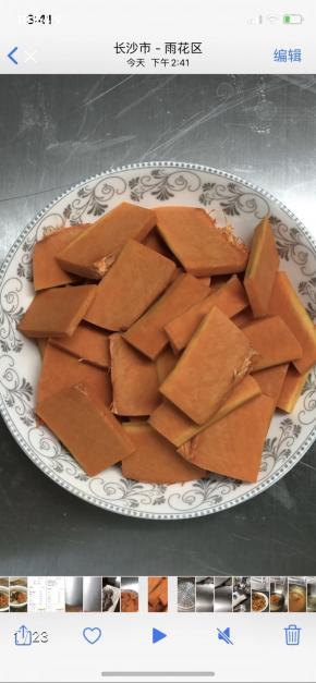 南瓜切片～你其实可以要多少，切多少，蒸出来其实会刚好差不多～大火蒸熟