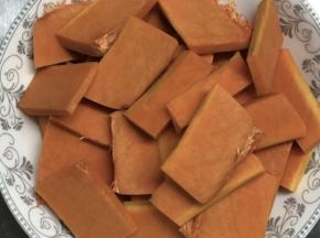 南瓜切片～你其实可以要多少，切多少，蒸出来其实会刚好差不多～大火蒸熟