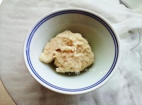 20克面粉加入22克煮沸的开水拌匀冷却备用。