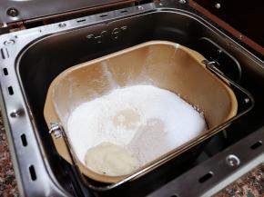 将除开肉松的其他材料全部放入面包机中揉面1小时。