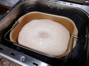 揉好面开始第一次发酵，当发酵至约2倍大时，用手指粘面粉在面团上插一个洞，面团不回缩也不塌陷就发好了。