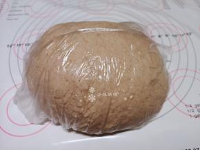 取出用擀面杖排气，再装入保鲜袋中醒面20分钟。
