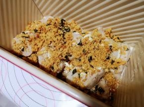 然后撒上肉松，再重复以上动作。