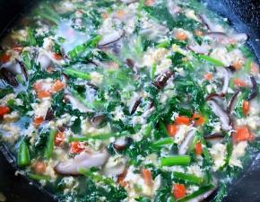 芙蓉花成型放入盐和味精调味均匀最后滴入几滴香油即可出锅享用