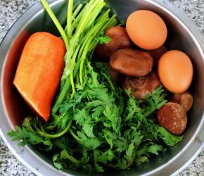 准备原材料香菇、茼蒿、胡萝卜、鸡蛋备用