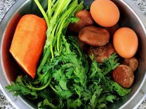 准备原材料香菇、茼蒿、胡萝卜、鸡蛋备用