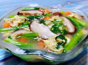 鲜美可口的芙蓉时蔬汤装入容器中