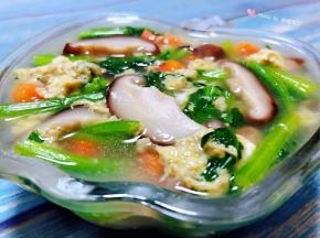 鲜美可口的芙蓉时蔬汤装入容器中