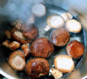 香菇洗净去蒂在开水中焯水后立即放入冷水中过凉