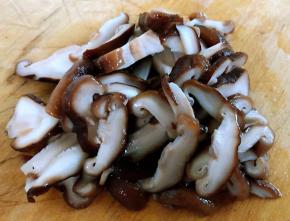 香菇沥干水分切成片状