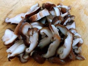 香菇沥干水分切成片状
