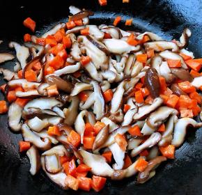 放入香菇大火快速翻炒